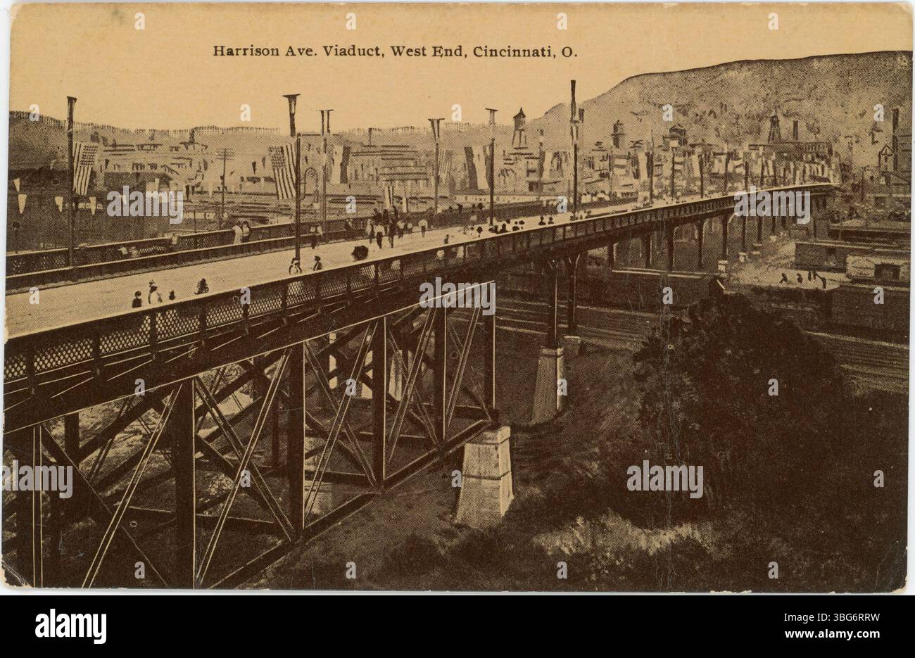 Eine sepiafarbene Postkarte mit dem Harrison Avenue Viaduct über der Harrison Avenue im West End von Cincinnati, Ohio. Das Viadukt ist eine wichtige Transportstruktur in der Gegend. Stockfoto
