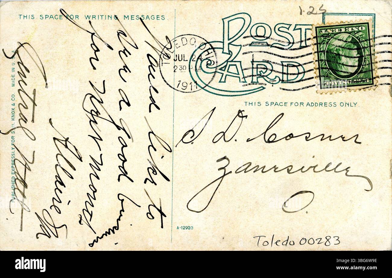 Diese farbige Postkarte zeigt eine Szene vom Woodlawn Cemetery in Toledo, Ohio, mit seinen Gräbern, Gedenkstätten und der friedlichen Friedhofslandschaft. Stockfoto