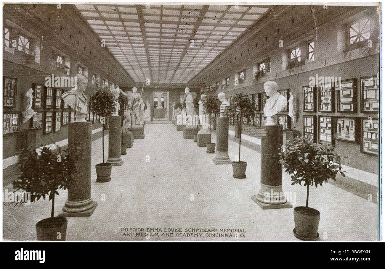 Diese Innenansicht des Emma Louise Schmidlapp Memorial Art Museum and Academy in Cincinnati, Ohio, aus dem Jahr 1912 zeigt die Ausstellungsräume und das künstlerische Design des Museums. Stockfoto