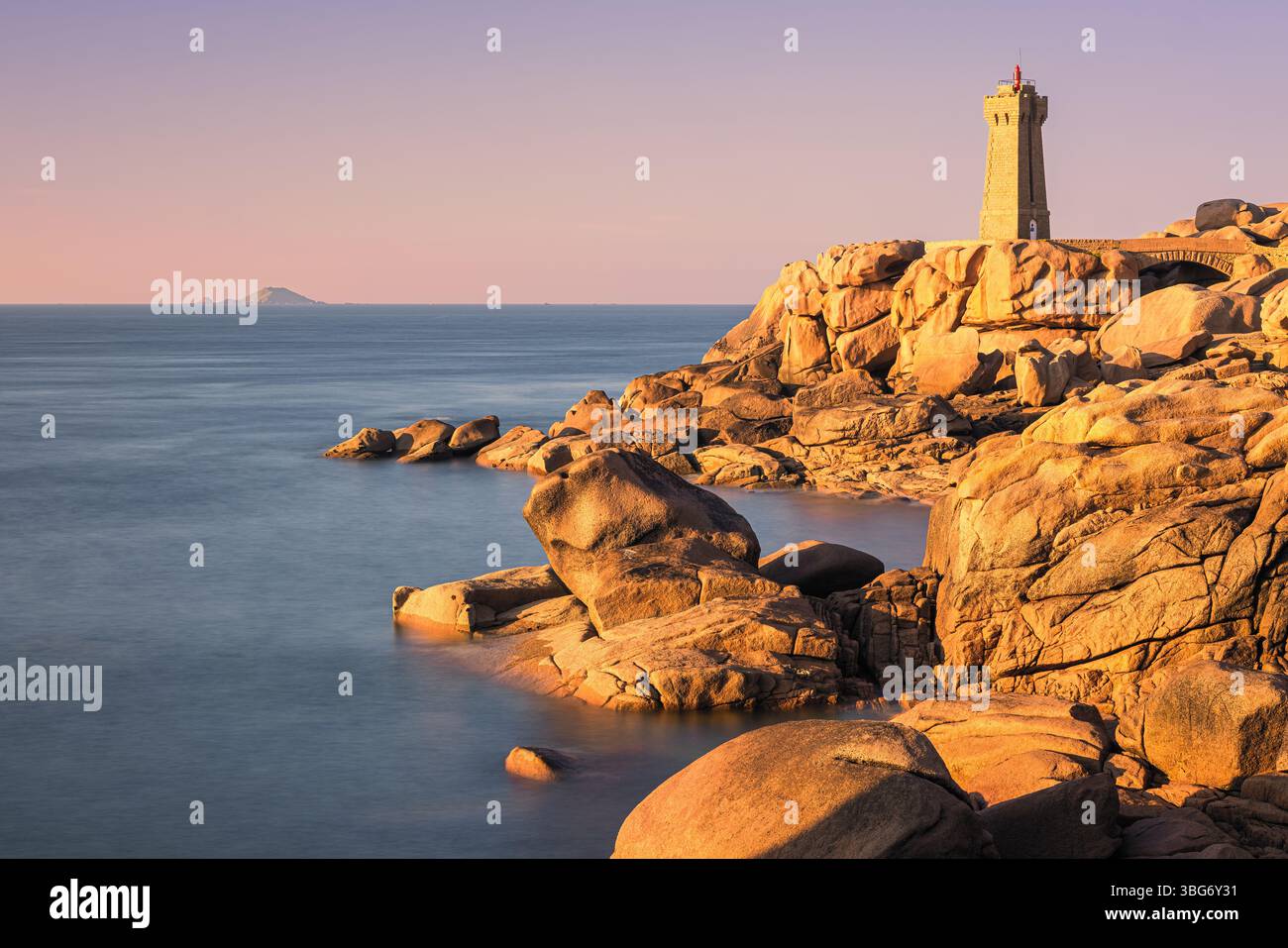 Ploumanac'h Leuchtturm (offiziell Mean Ruz Leuchtturm), ein aktiver Leuchtturm in Côtes-d'Armor, Perros-Guirec, Bretagne, Frankreich. Stockfoto