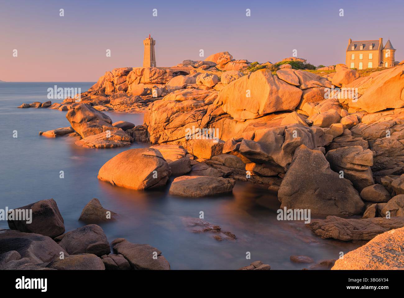 Ein Foto von einem Abend bei Sonnenuntergang am Leuchtturm Ploumanac'h (offiziell der Leuchtturm von Mean Ruz), einem aktiven Leuchtturm in Côtes-d'Armor, Perro Stockfoto
