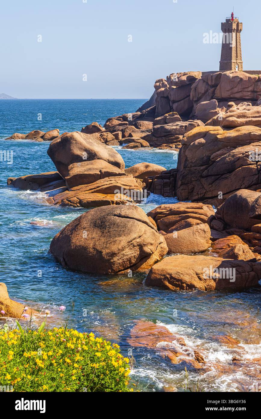 Der Leuchtturm von Ploumanac'h (offiziell der Leuchtturm von Mean Ruz), ein aktiver Leuchtturm in Côtes-d'Armor, Perros-Guirec, Bretagne, Frankreich. Stockfoto