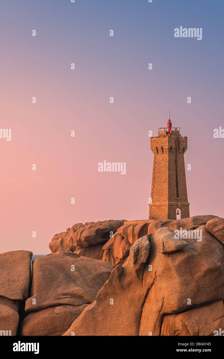 Ein Foto von einem Abend bei Sonnenuntergang am Leuchtturm Ploumanac'h (offiziell der Leuchtturm von Mean Ruz), einem aktiven Leuchtturm in Côtes-d'Armor, Perro Stockfoto