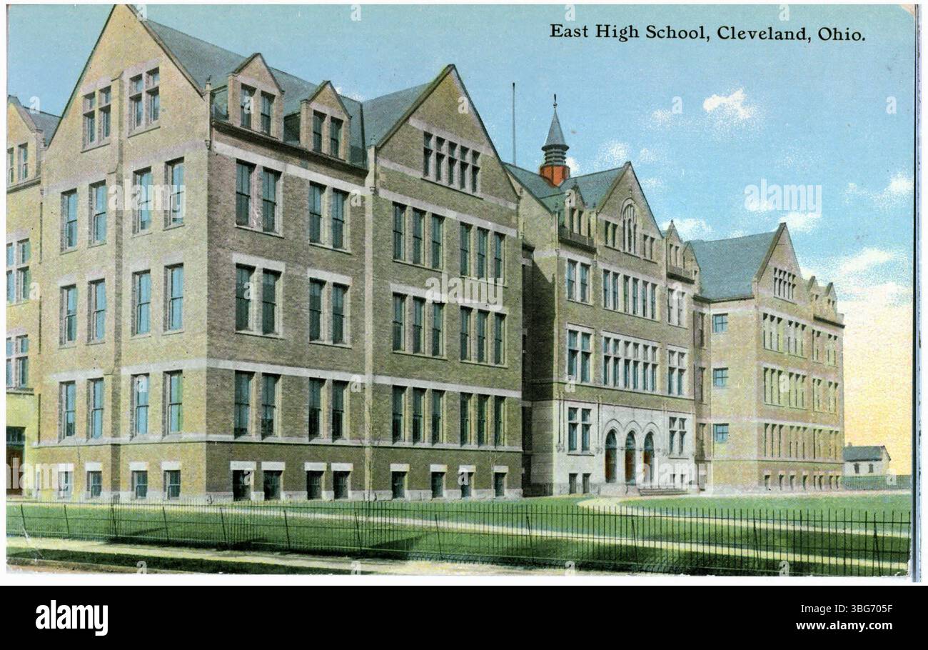 Ein Blick auf die East High School in Cleveland, Ohio, aus dem Jahr 1913, zeigt die architektonischen Merkmale der Schule als Teil der Bildungsgeschichte der Stadt. Stockfoto