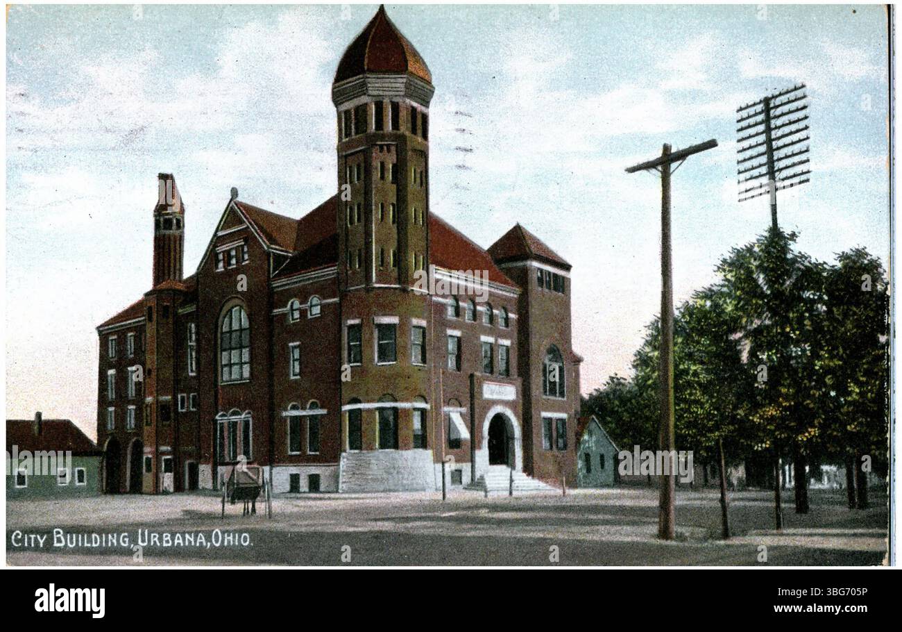 Ein Bild von 1909 des City Building in Urbana, Ohio, mit seiner zweistöckigen Backsteinkonstruktion mit Bogenfenstern und einem zentralen Eingang, der von klassischen Details eingerahmt ist. Stockfoto