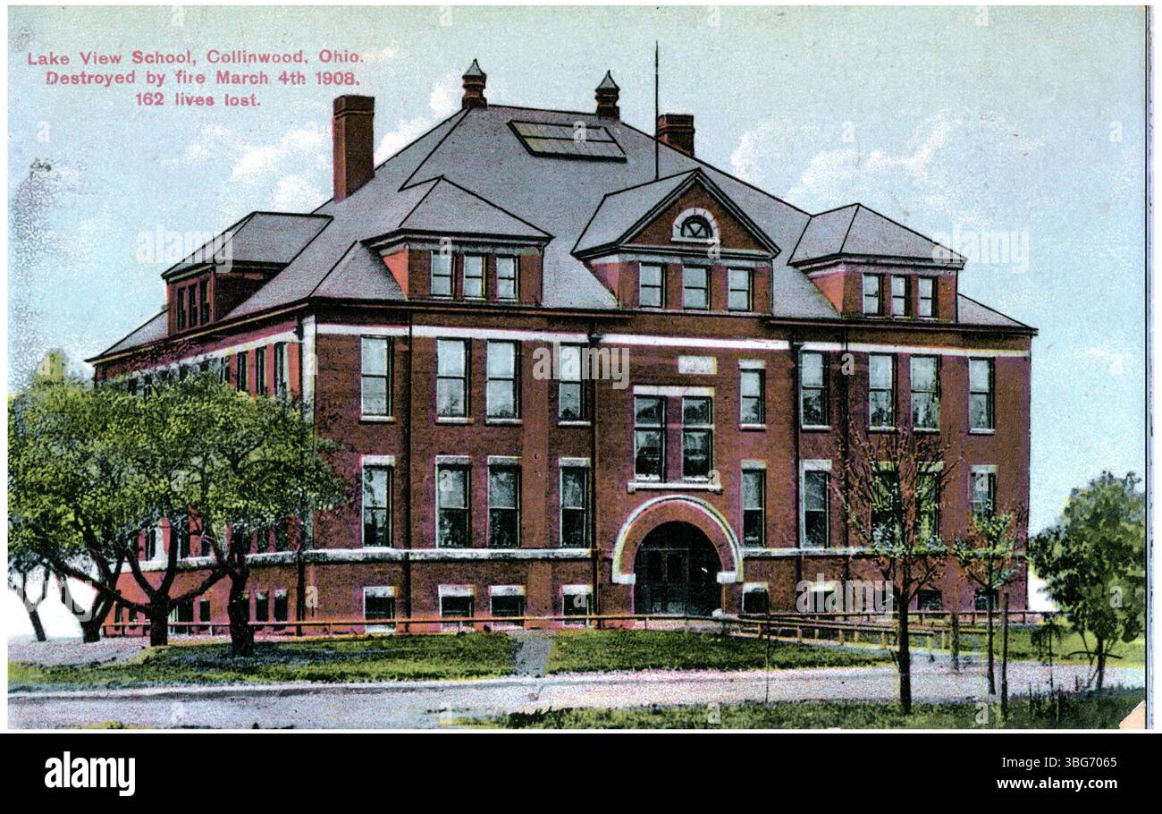 Diese farbige Postkarte zeigt die Lake View School in Collinwood, Ohio, vor dem tragischen Brand von 1908, der viele Menschenleben forderte und einen entscheidenden Moment in der Geschichte der US-Schulsicherheit markiert. Stockfoto