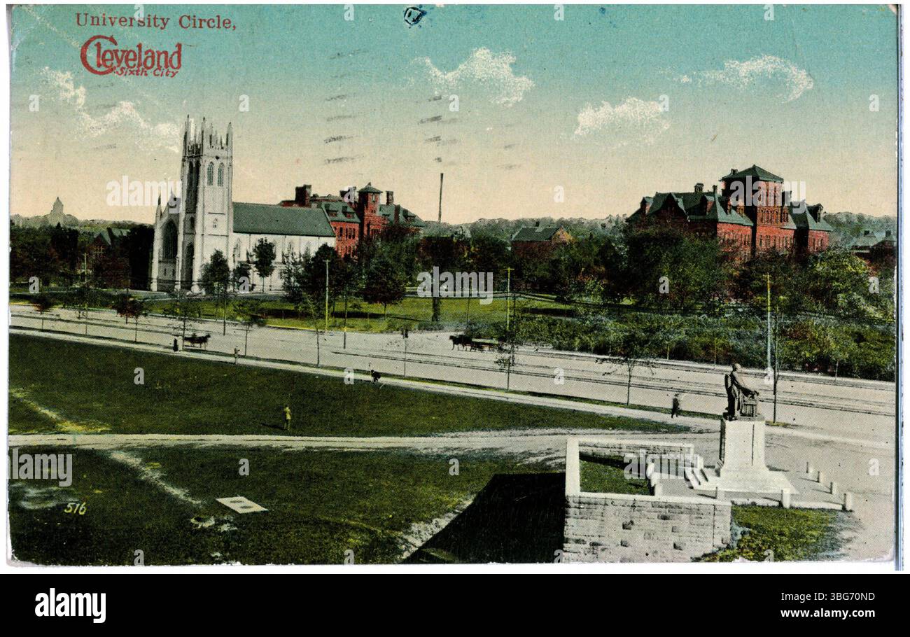 Ein Blick auf den University Circle in Cleveland, Ohio, aus dem Jahr 1913, mit einem Denkmal einer sitzenden Figur im Vordergrund und mehreren akademischen Gebäuden im Hintergrund. Stockfoto