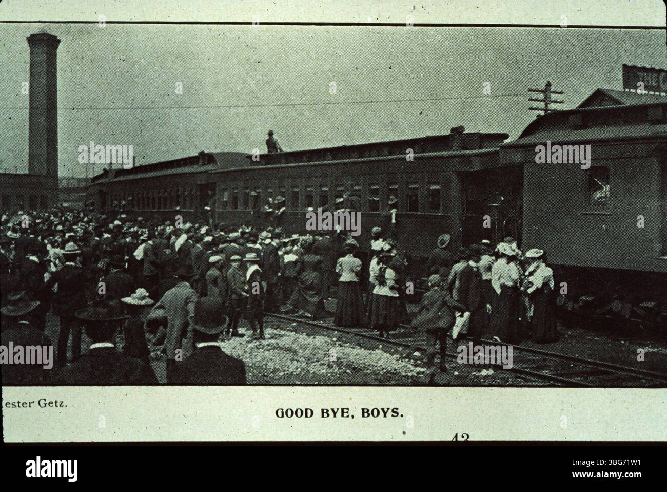 Dieses Foto aus dem Jahr 1898 zeigt die Ohio-Truppen, die während des Spanisch-Amerikanischen Krieges in Columbus in Züge einsteigen. Die Szene zeigt ihren Abgang aus Camp Bushnell. Stockfoto