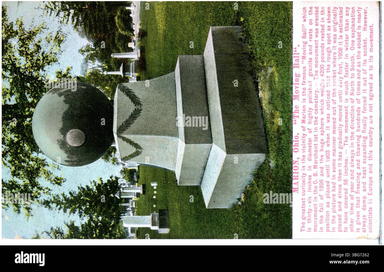 Farbfoto aus dem Jahr 1908, das das Grabdenkmal von C. B. Merchant in Marion, Ohio, mit einer großen Granitkugel auf der Oberseite zeigt, die sich Berichten zufolge ohne bekannte Ursache rotiert. Stockfoto