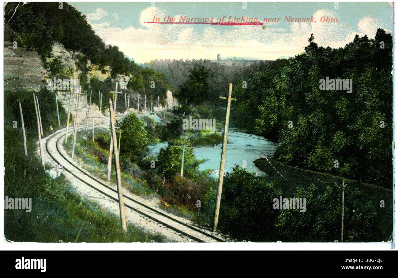 Ein Farbfoto aus dem Jahr 1912 von Eisenbahngleisen, die neben dem Fluss in den Narrows of Licking in der Nähe von Newark, Ohio, verlaufen, zeigt die natürliche Landschaft und die Verkehrsinfrastruktur. Stockfoto