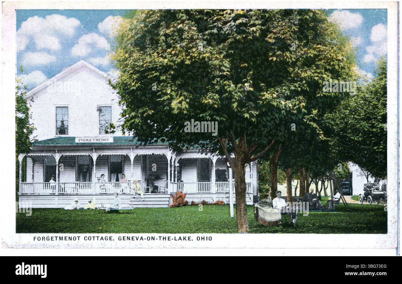 Ein 1910 Blick auf die Menschen auf der Veranda und dem Rasen von Forgetmenot Cottage, einem Sommerhotel in Genf-on-the-Lake, Ohio. Stockfoto