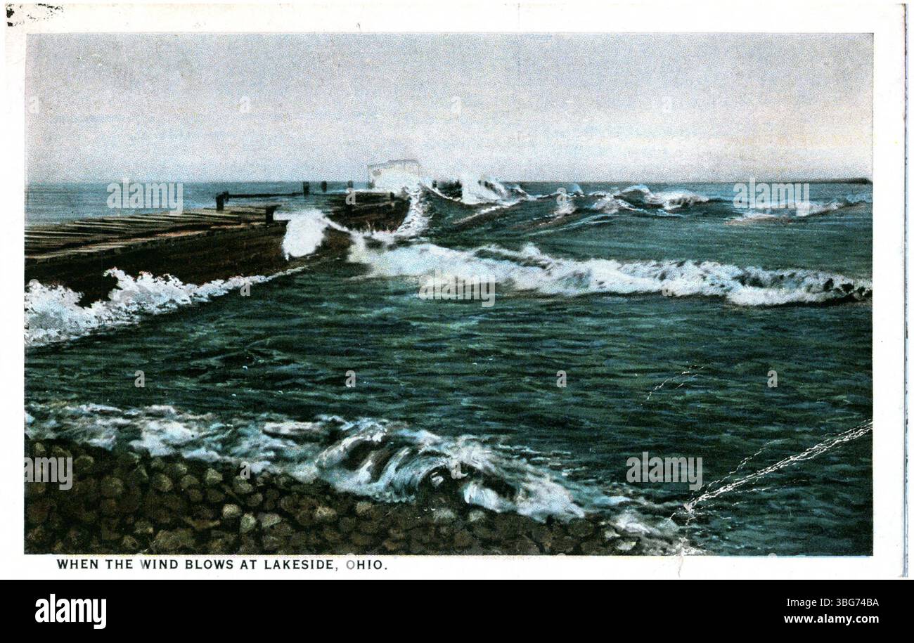 1924 Farbdruck mit Wellen, die über einem Pier und der Küste von Lakeside, Ohio, brechen. Stockfoto