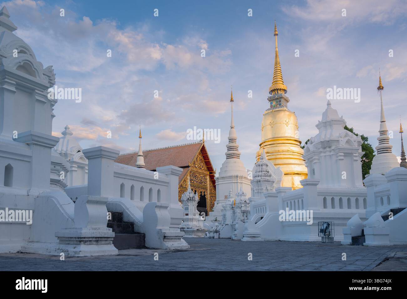 Wat Suan Dok Tempel mit blauem Himmel Sonnenuntergang Stockfoto