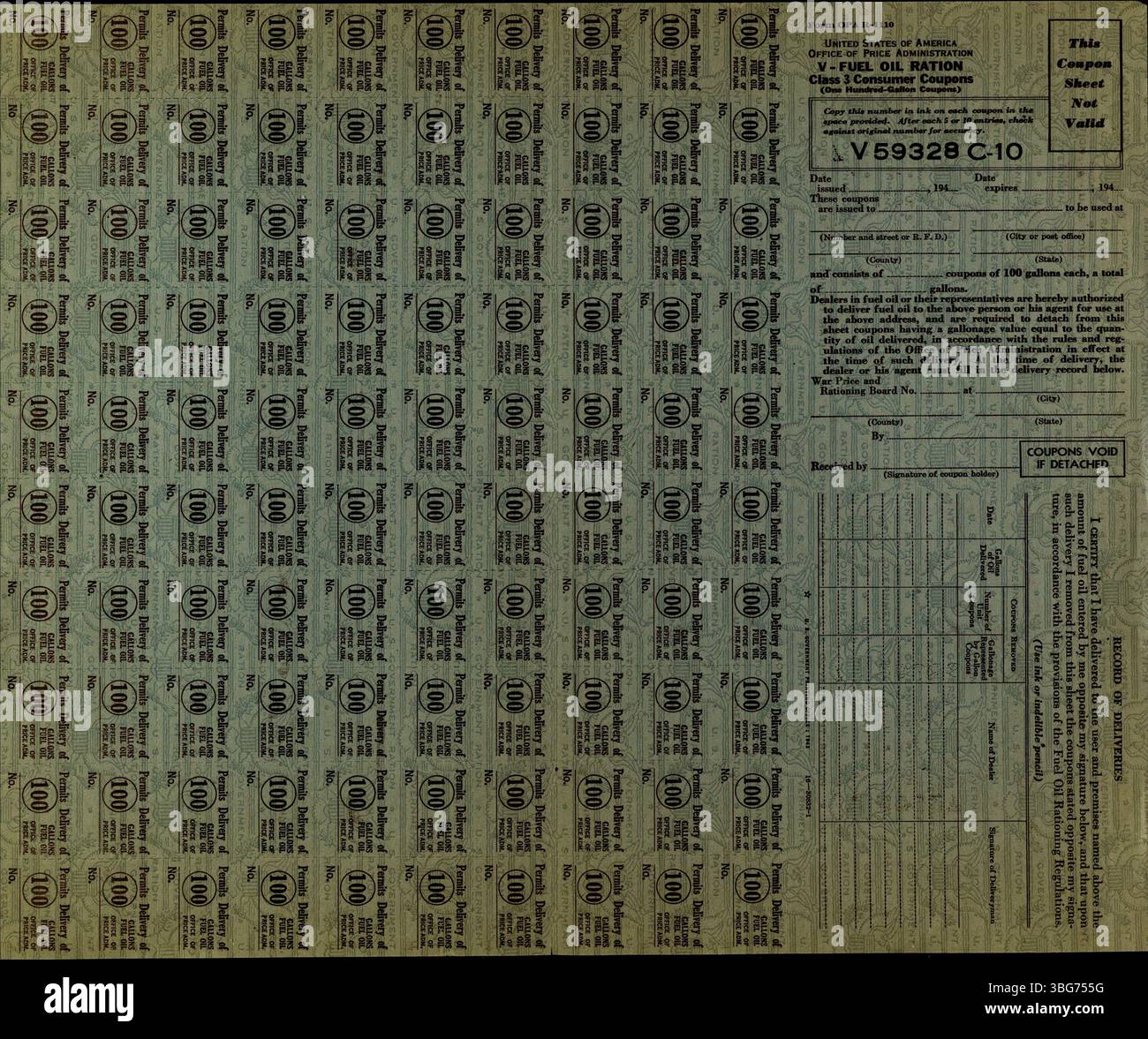 Diese Sammlung von Erinnerungsstücken aus dem Zweiten Weltkrieg enthält offizielle Dokumente und Gegenstände, die von der US-Regierung verwendet werden, um den Kriegsvorrat zu verwalten und Inflation zu verhindern. Die OPA gab Rationsbücher heraus, um den zivilen Zugang zu Lebensmitteln und Benzin zu beschränken. Stockfoto