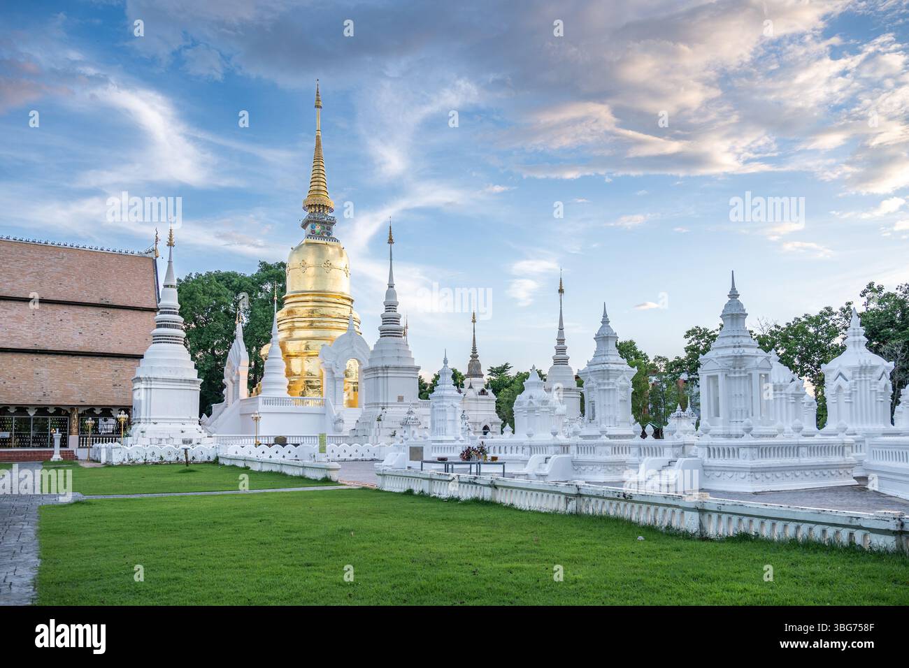 Wat Suan Dok Tempel mit blauem Himmel Sonnenuntergang Stockfoto