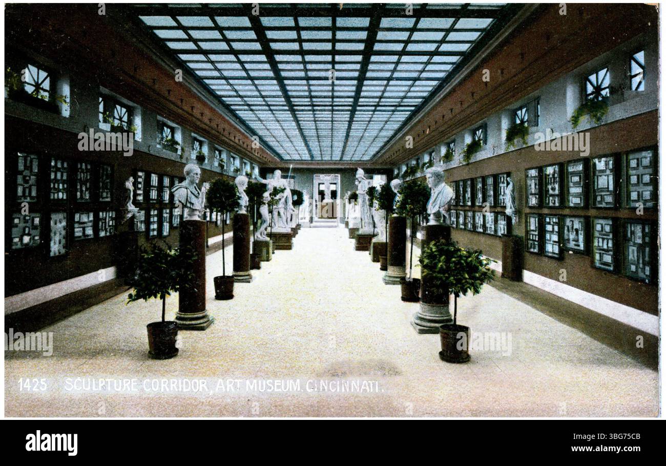 Ein Bild des Skulpturenkorridors im Cincinnati Art Museum aus dem Jahr 1908, das die Ausstellung verschiedener Skulpturen in einer musealen Umgebung veranschaulicht. Stockfoto