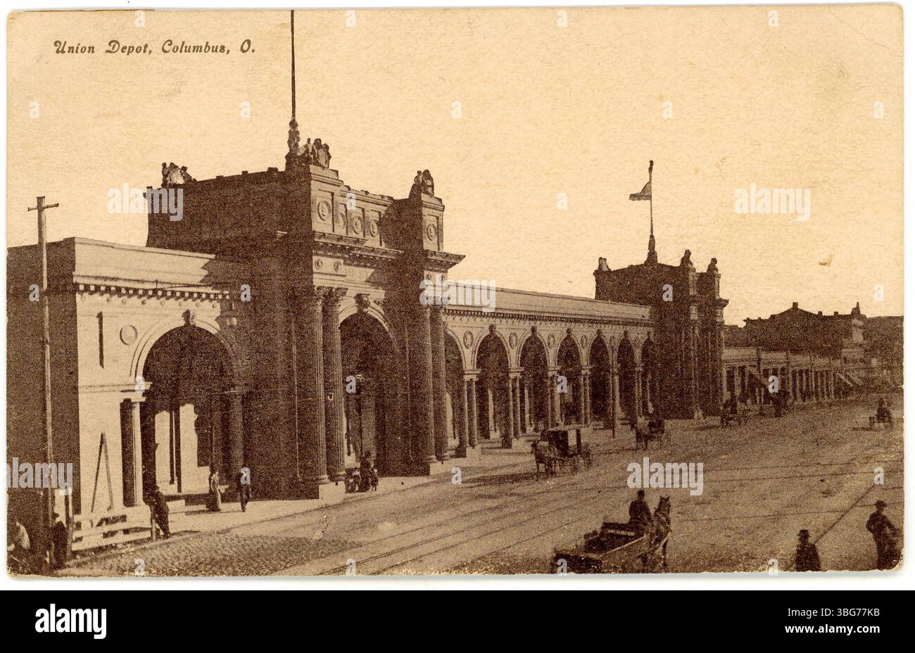 Eine schwarz-weiße Postkarte mit Union Depot in Columbus, Ohio, zeigt das architektonische Design dieses historischen Verkehrsknotenpunktes. Stockfoto