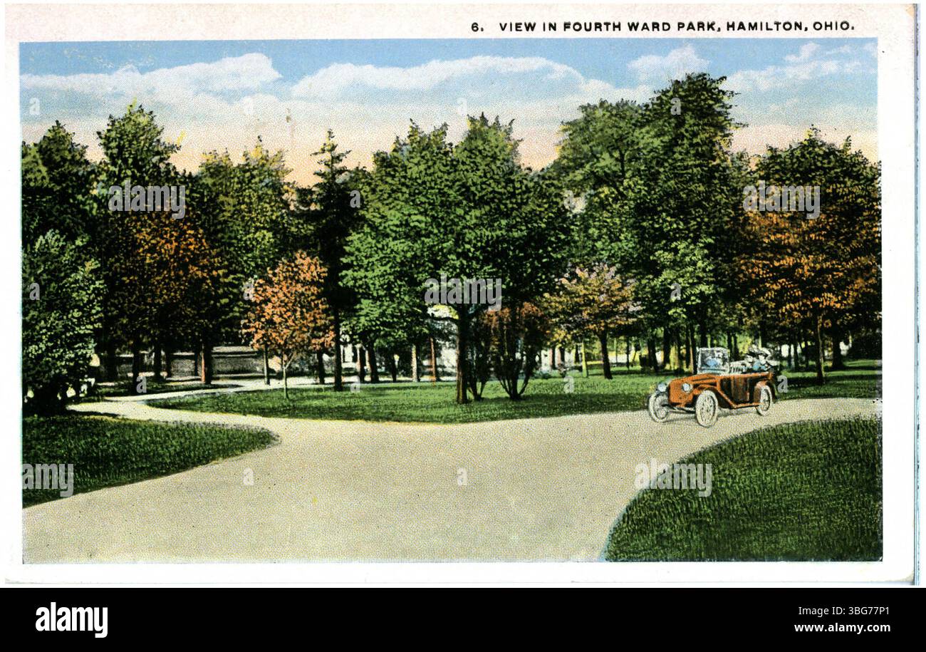 Blick auf den Fourth Ward Park in Hamilton, Ohio, mit seinen Grünflächen und Freizeiteinrichtungen aus dem frühen 20. Jahrhundert. Stockfoto