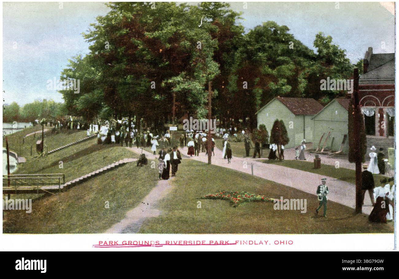 Im Riverside Park, Findlay, Ohio, einem öffentlichen Park mit malerischer Aussicht und Erholungsmöglichkeiten, werden Menschen am Fluss spazieren gesehen. Stockfoto