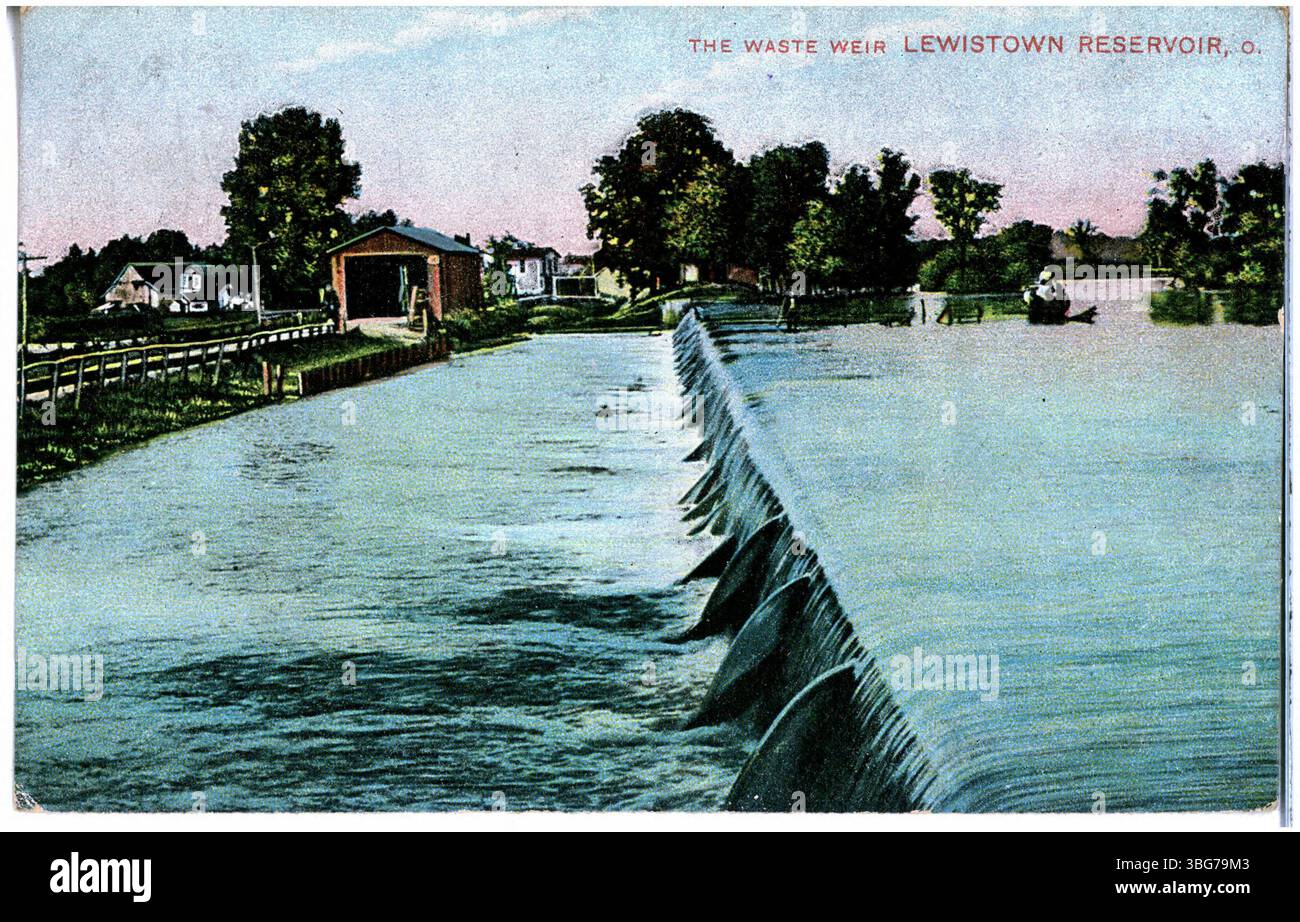 Dieser Farbdruck von 1911 zeigt einen Lowhead Damm, bekannt als Waste Weir, am Lewistown Reservoir in Ohio, mit einer überdachten Brücke, die über den Auslass des Reservoirs überspannt. Stockfoto