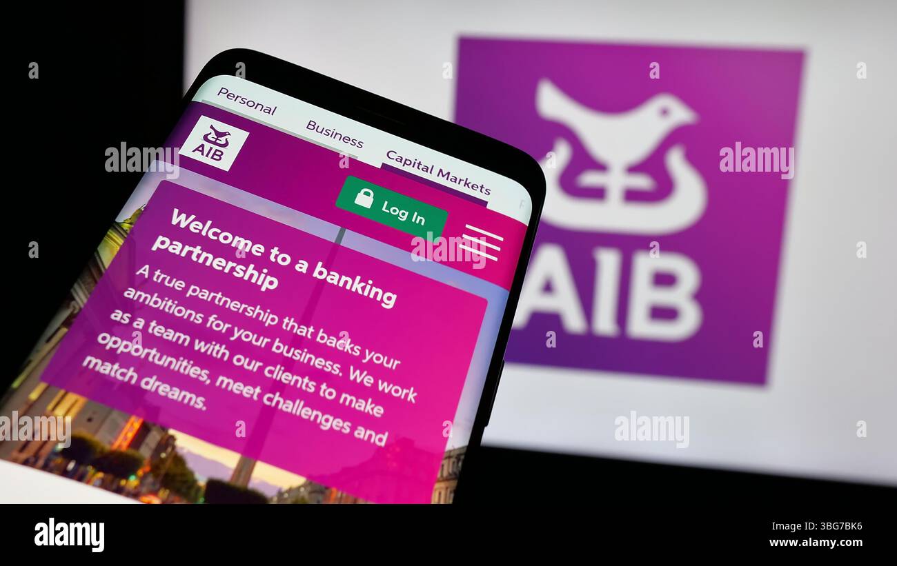 Stuttgart, Deutschland - 28.01.2025: Mobiltelefon mit Website des Finanzunternehmens Allied Irish Banks plc (AIB) auf dem Bildschirm vor dem Geschäftslogo. Stockfoto