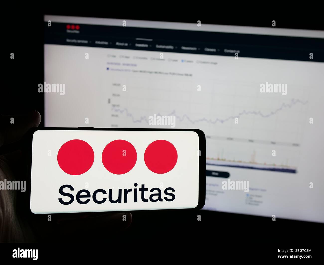Stuttgart, Deutschland - 29.01.2025: Person mit Smartphone mit Logo des schwedischen Sicherheitsunternehmens Securitas ab auf dem Bildschirm vor der Website. Stockfoto