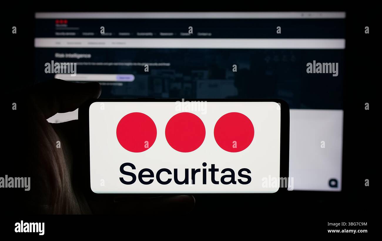 Stuttgart, Deutschland - 29.01.2025: Person mit Handy mit Logo des schwedischen Sicherheitsunternehmens Securitas ab auf dem Bildschirm Stockfoto