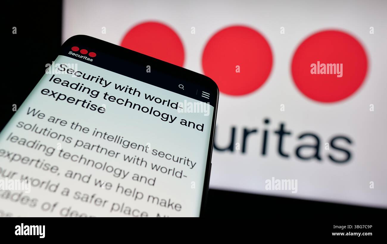 Stuttgart, Deutschland - 29.01.2025: Mobiltelefon mit Website des schwedischen Sicherheitsunternehmens Securitas ab auf dem Bildschirm vor dem Firmenlogo. Stockfoto