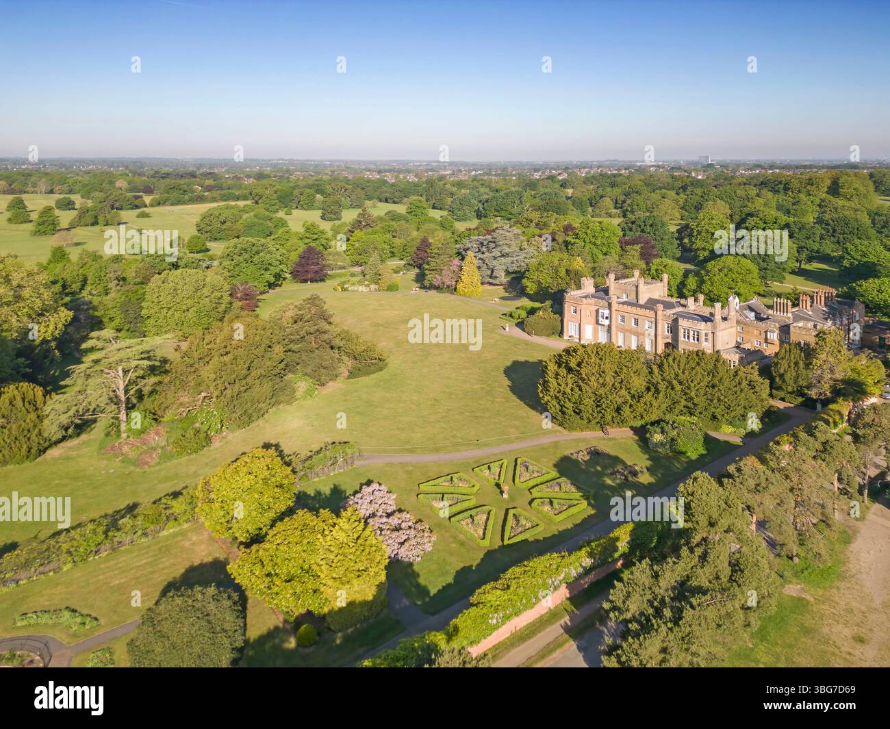 Blick aus der Vogelperspektive auf den nonsuch Park und das Herrenhaus, ein denkmalgeschütztes georgianisches Herrenhaus surrey Stockfoto