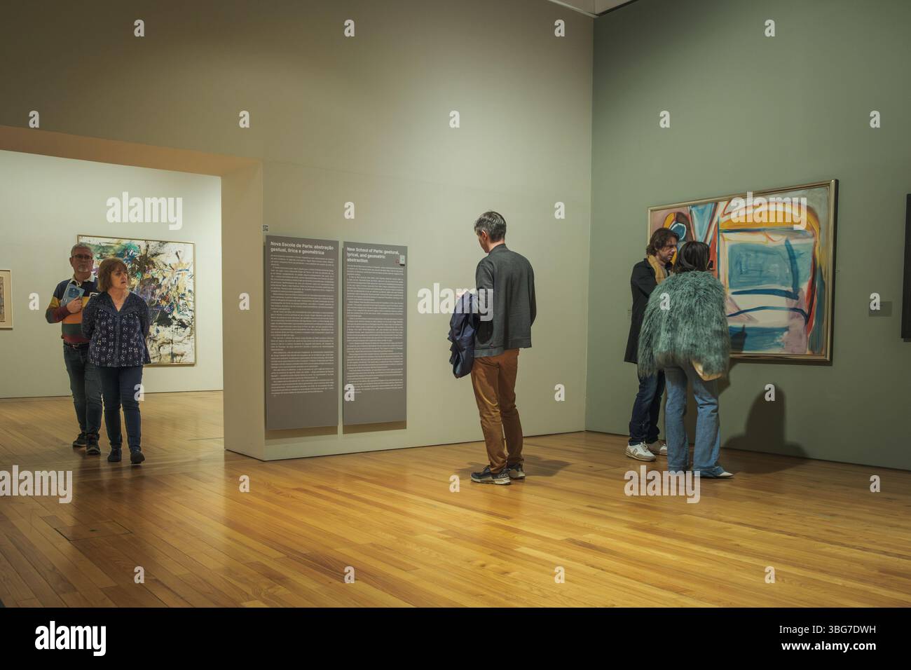 13. Januar 2024 - Lissabon, Portugal: In Ausstellungen im Museum der Sammlung Berardo werden die Besucher mit verschiedenen Gemälden konfrontiert, in den Hallen navigieren, Informationstafeln lesen und Kunstwerke portugiesischer und internationaler Kunst aus dem 20. Und 21. Jahrhundert beobachten Stockfoto