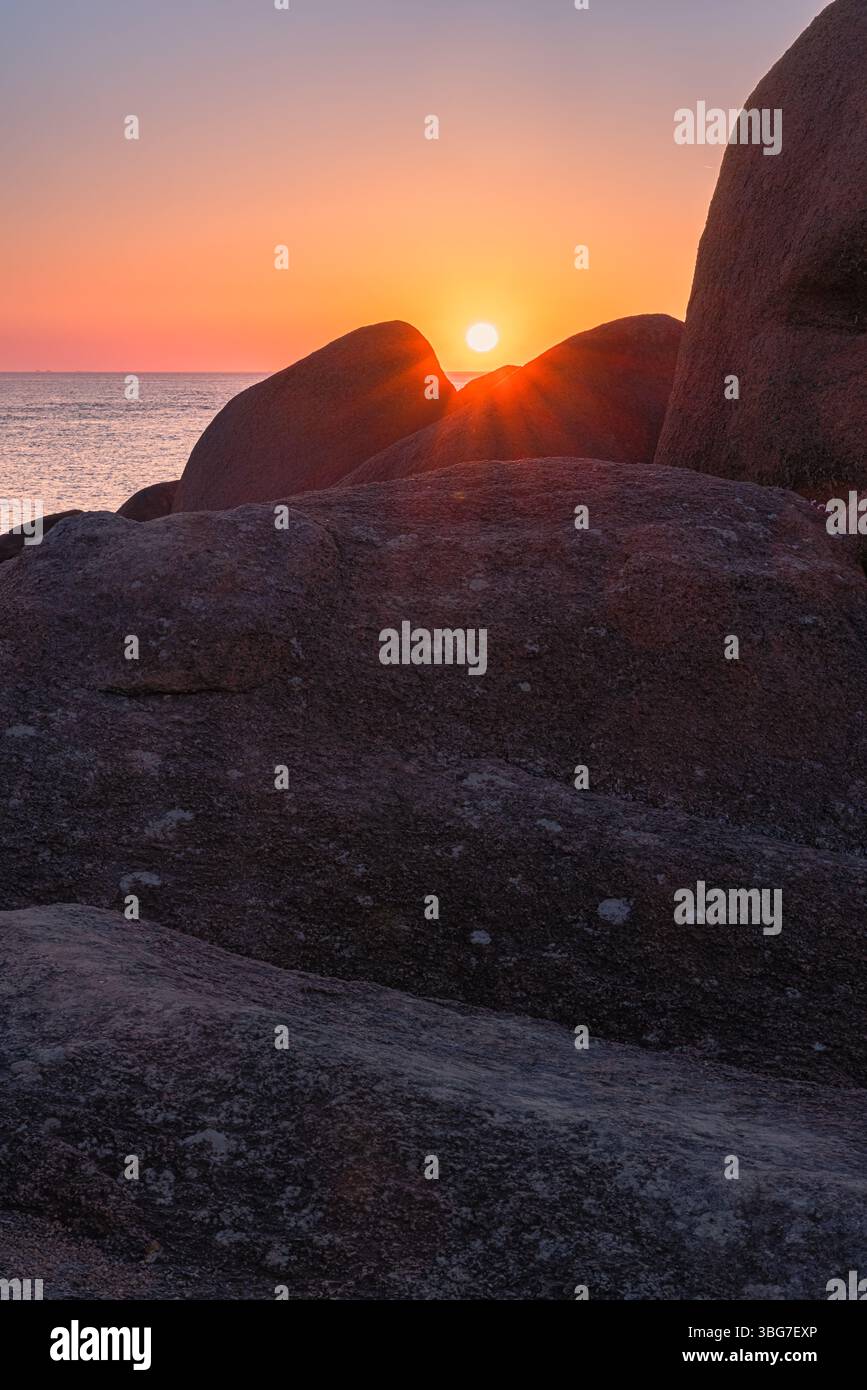 Sonnenuntergang entlang der Côte de Granit Rose (Rosa Granitküste), wo wunderschöne Felsformationen aus glänzenden rosa Granitfelsen ein wunderschönes Zusammenspiel mit bilden Stockfoto