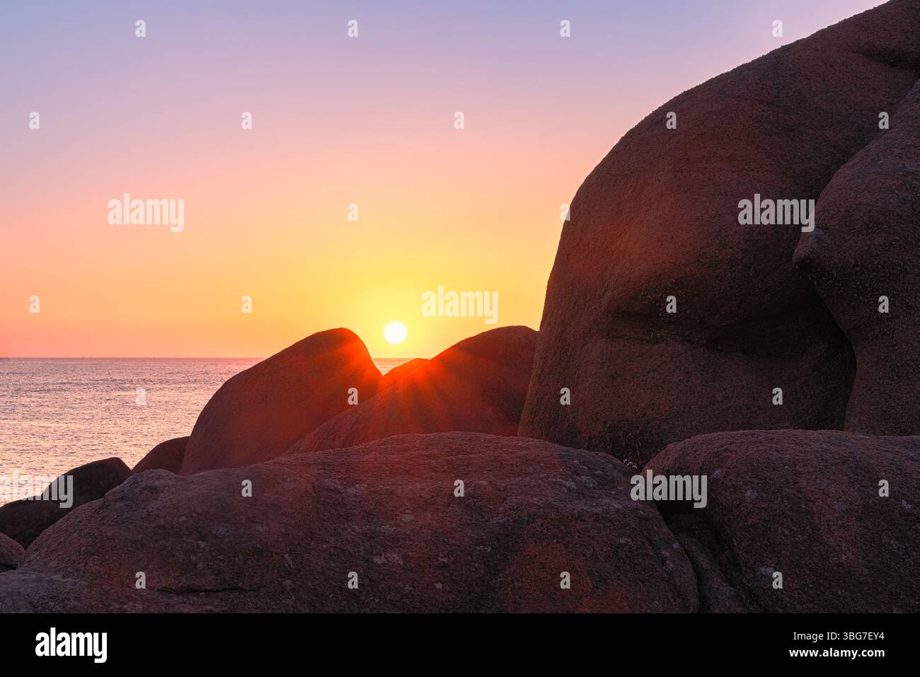 Sonnenuntergang entlang der Côte de Granit Rose (Rosa Granitküste), wo wunderschöne Felsformationen aus glänzenden rosa Granitfelsen ein wunderschönes Zusammenspiel mit bilden Stockfoto