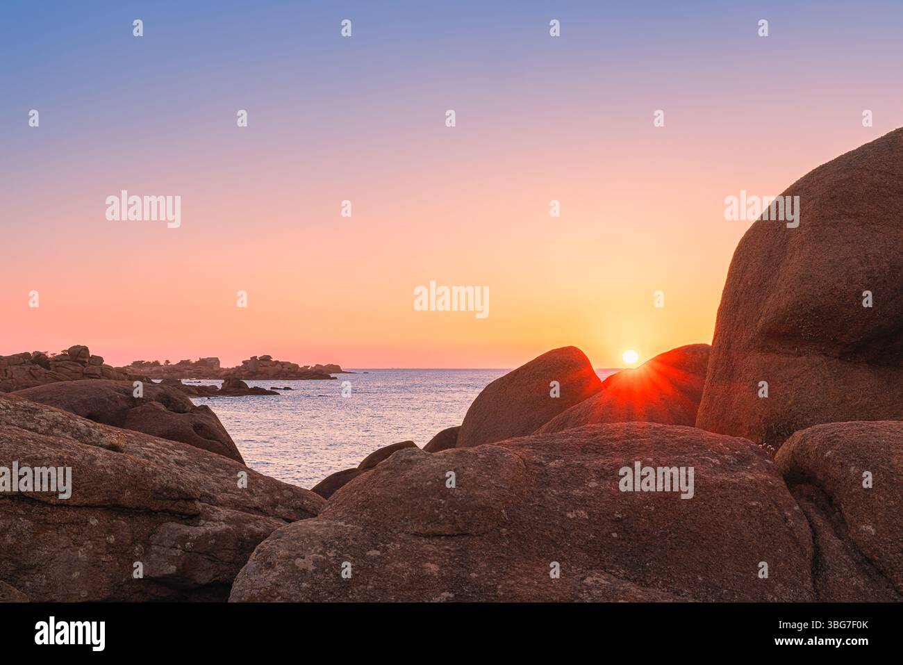 Sonnenuntergang entlang der Côte de Granit Rose (Rosa Granitküste), wo wunderschöne Felsformationen aus glänzenden rosa Granitfelsen ein wunderschönes Zusammenspiel mit bilden Stockfoto