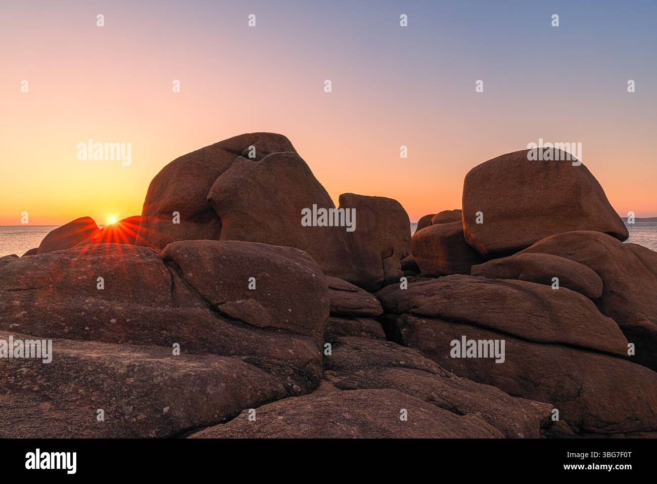 Sonnenuntergang entlang der Côte de Granit Rose (Rosa Granitküste), wo wunderschöne Felsformationen aus glänzenden rosa Granitfelsen ein wunderschönes Zusammenspiel mit bilden Stockfoto
