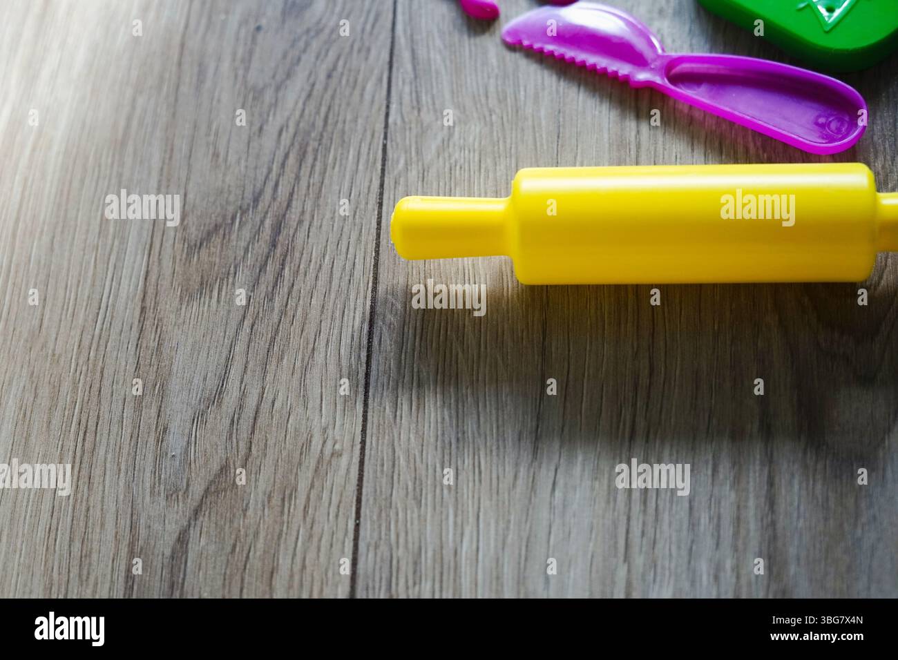 Spiel Teig Bunte verschiedene Formen rosa Messer Meerestiere Thema Holz Spiel Spiel Spaß Stockfoto