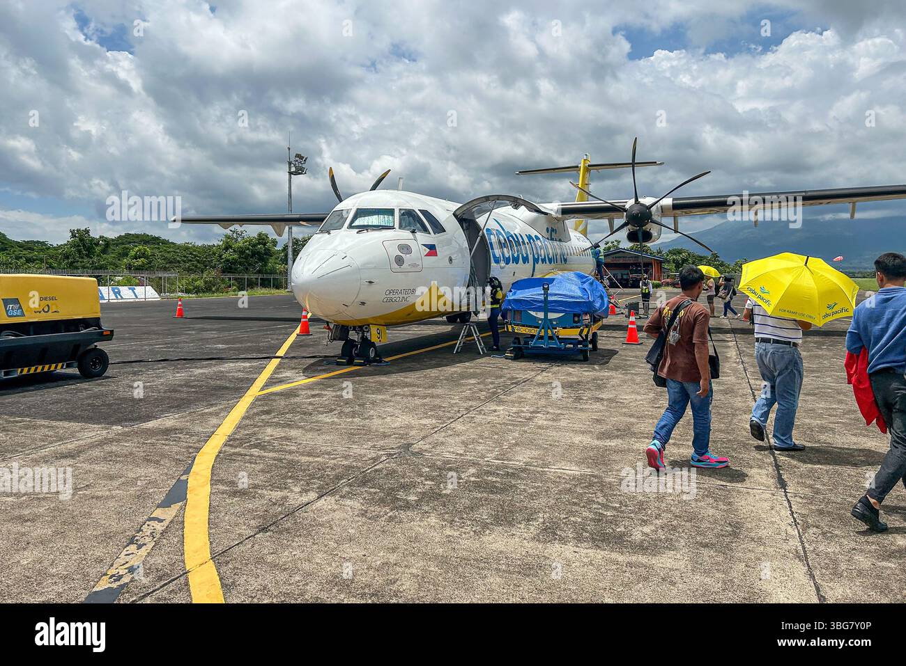 Der zweimotorige Turboprop ATR 72-600, der von Cebgo für die philippinische Fluggesellschaft Cebu Pacific auf Inlandsflügen vom Naga-Pili Airport nach Manila betrieben wird Stockfoto