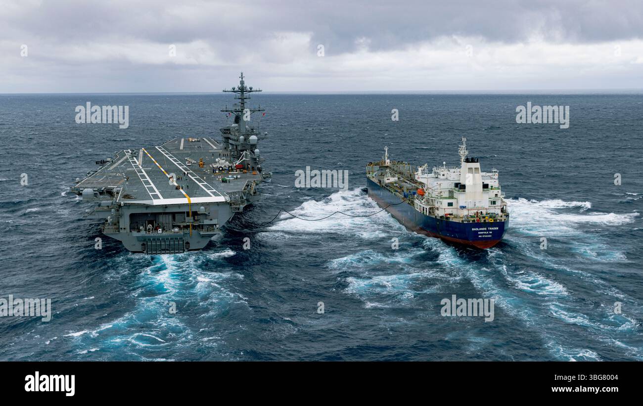 Das Military Sealift Command charterte Motortanker Badlands Trader Positionen neben dem Flugzeugträger der Nimitz-Klasse USS George Washington (CVN 73) Stockfoto
