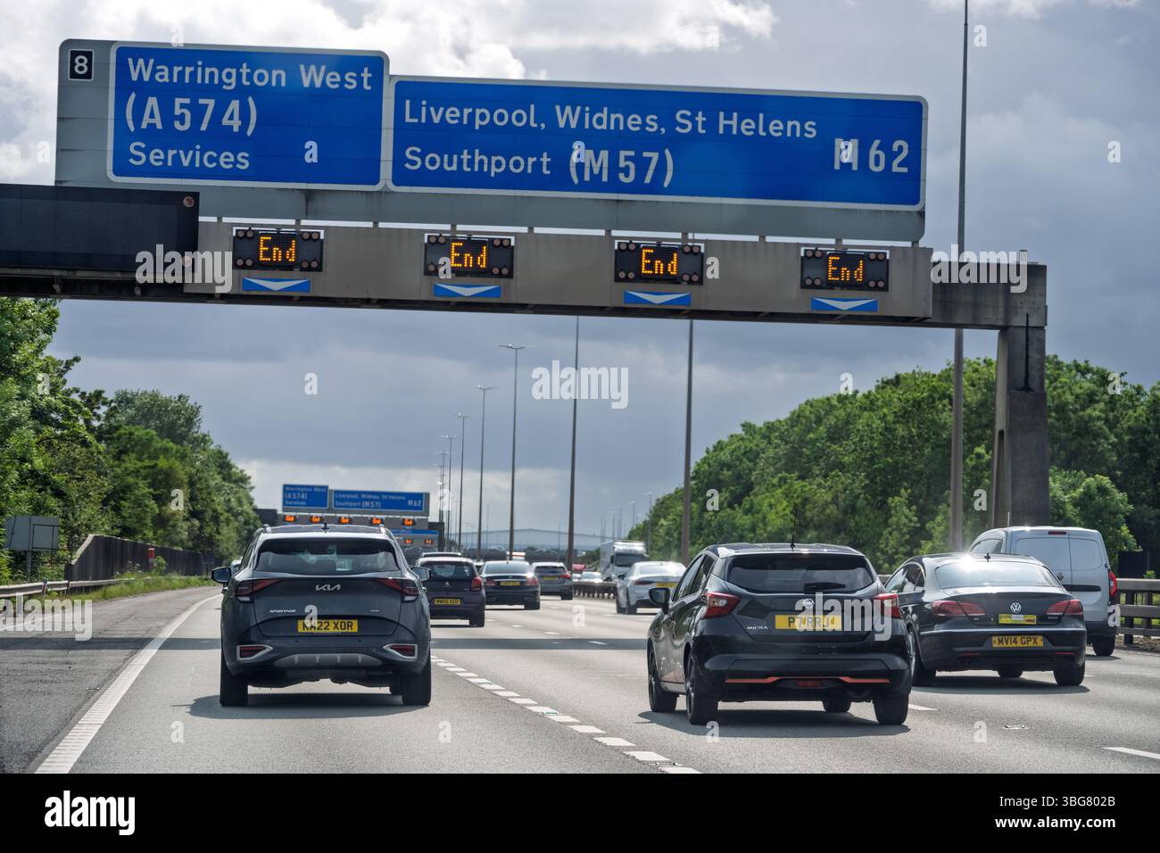 Elektronische Autobahnschilder auf der M62 in der Nähe von Warrington. Stockfoto