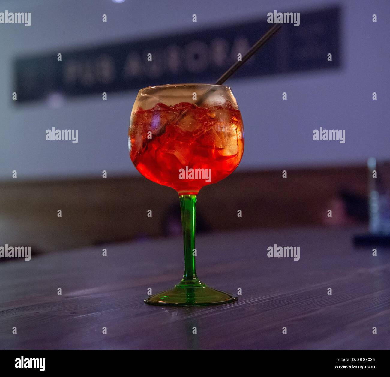 Bartheke ein Kristallglas mit Aperitif Stockfoto