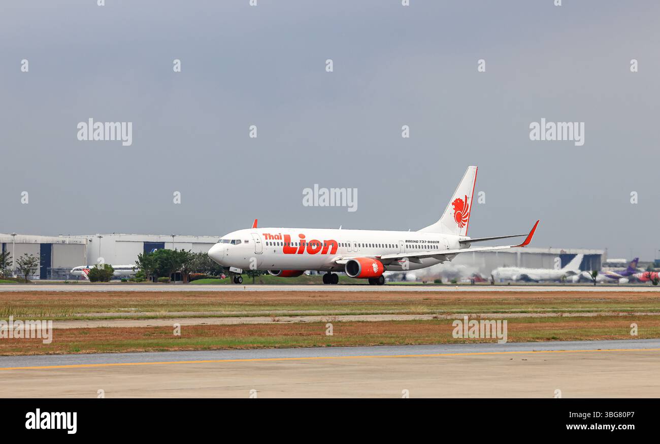 Thai Lion Air Boeing 737-800 startet vom Don Mueang International Airport. Stockfoto
