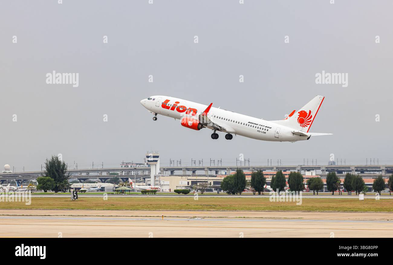 Thai Lion Air Boeing 737-800 startet vom Don Mueang International Airport. Stockfoto
