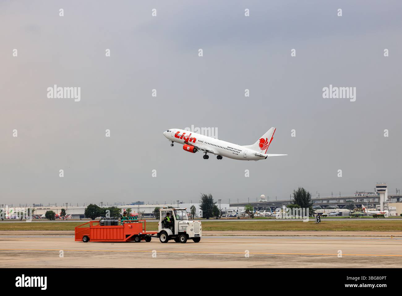 Thai Lion Air Boeing 737-800 startet vom Don Mueang International Airport. Stockfoto