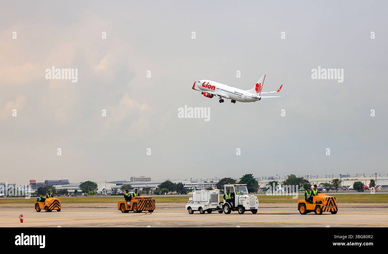 Thai Lion Air Boeing 737-800 startet vom Don Mueang International Airport. Stockfoto