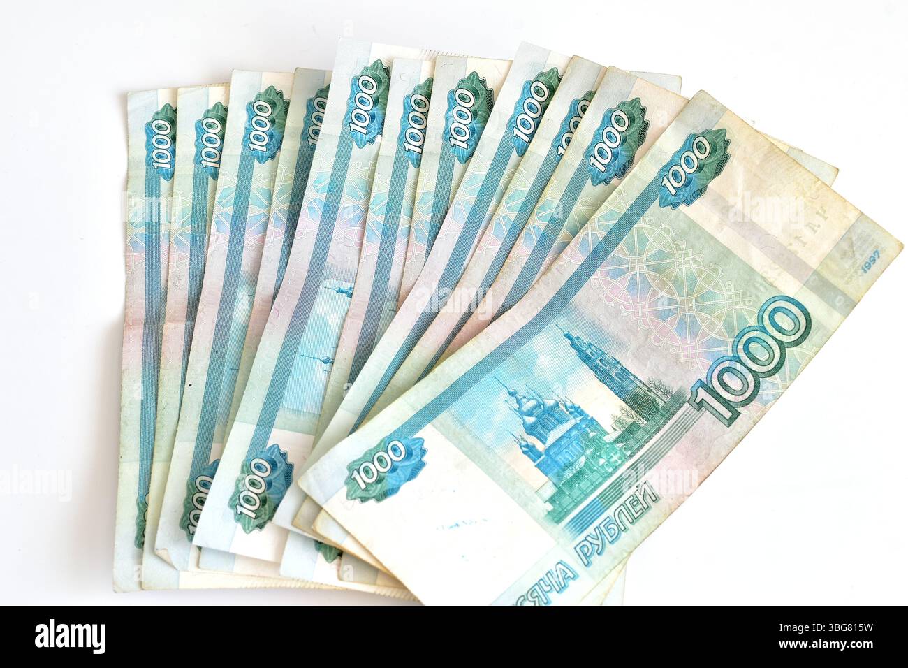 Russisches Geld, Rubel, in Stückelungen von 1000, liegt aufgefächert auf dem Tisch. Stockfoto
