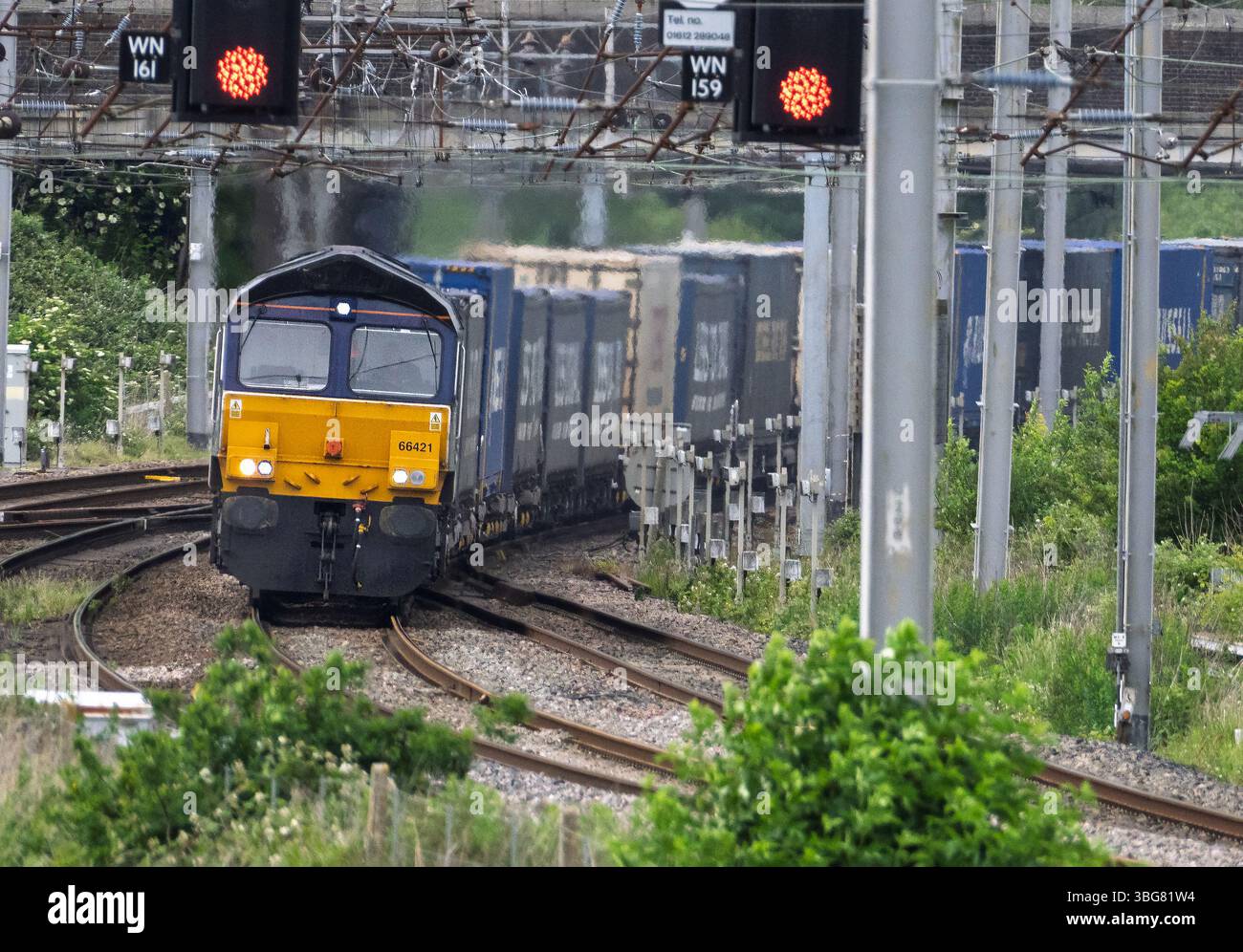 Direct Rail Services Class 66 Diesellokomotive Gresty Bridge TMG auf der Hauptstrecke der Westküste. Stockfoto