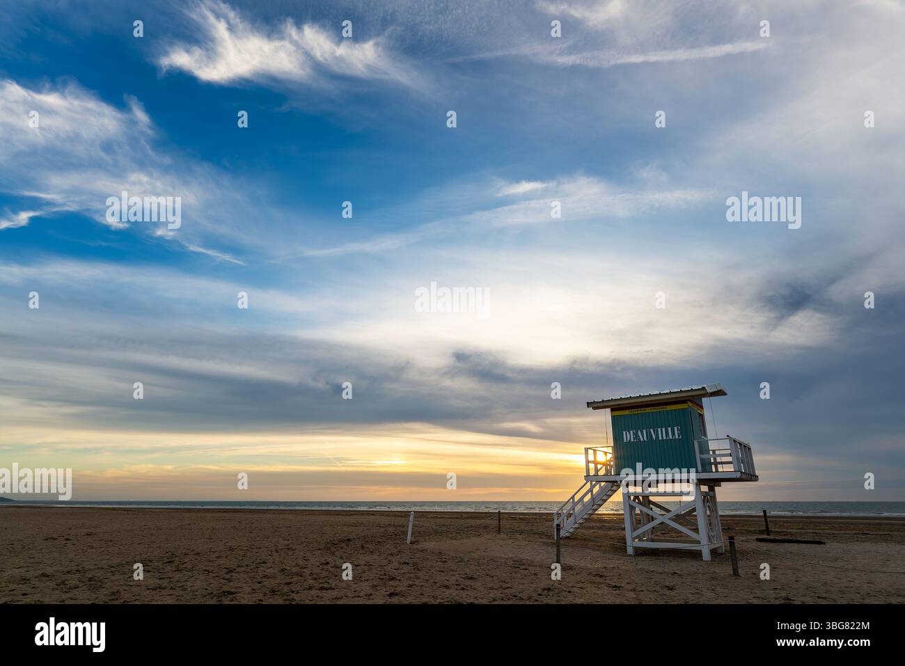 Retro-Rettungsschwimmer-Stationsturm am Strand von Deauville bei Sonnenuntergang in der Normandie, Frankreich Stockfoto