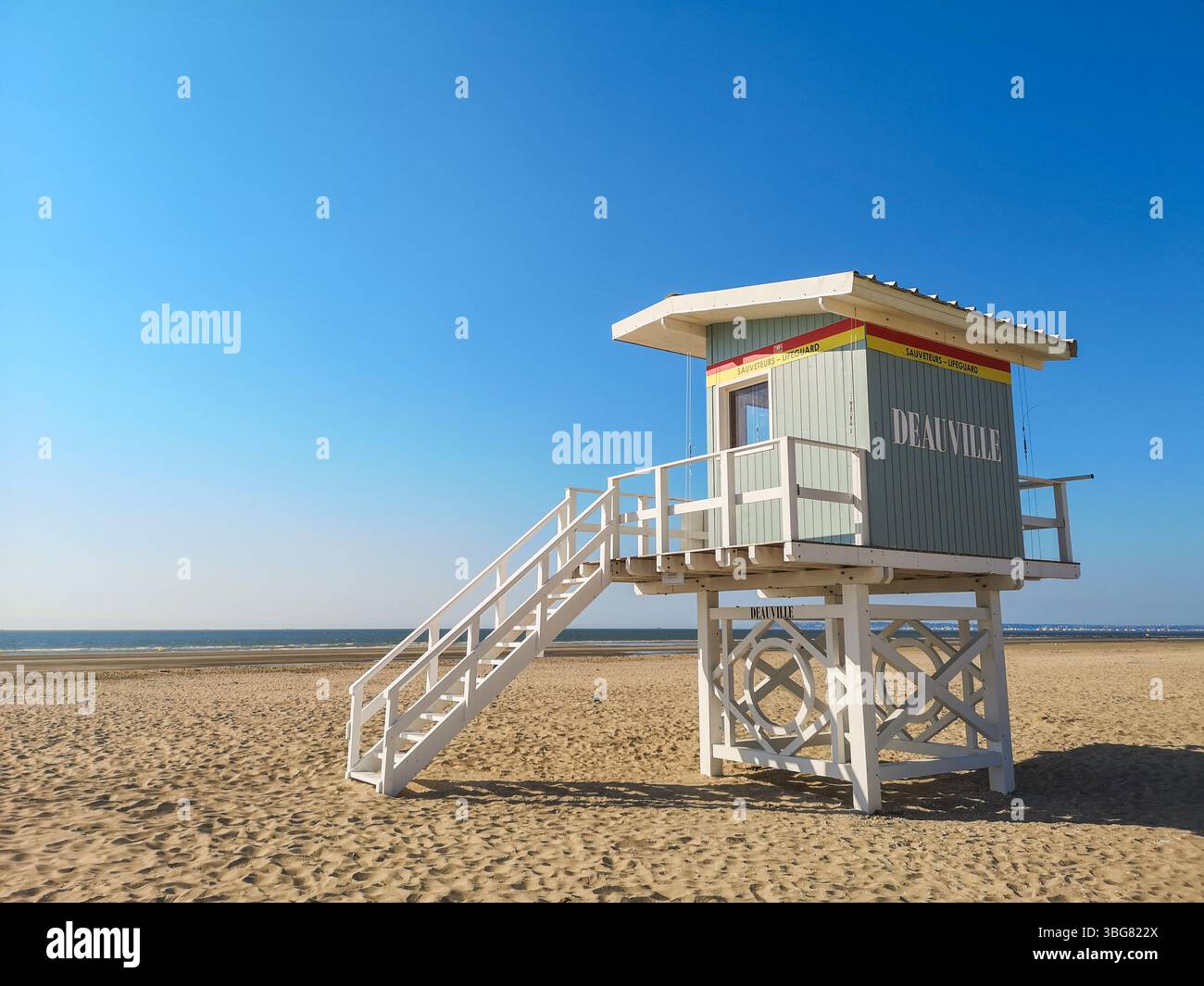 Retro-Rettungsschwimmturm am Strand von Deauville in der Normandie, Frankreich Stockfoto