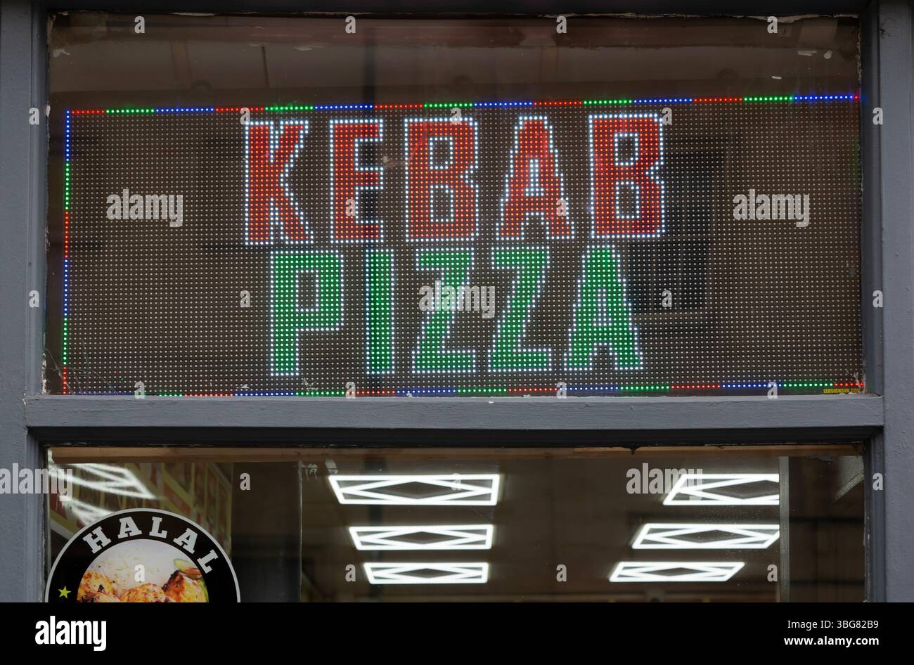 Elektronisches LED-Schild Kebab Pizza Fast Food, UK Stockfoto