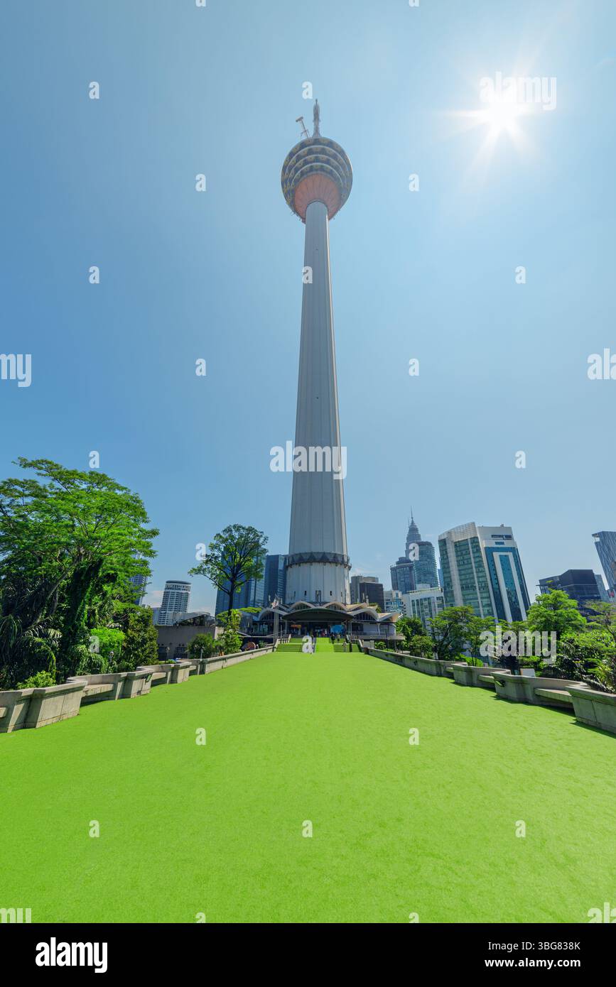 Blick von unten auf den Kuala Lumpur Tower in Malaysia Stockfoto