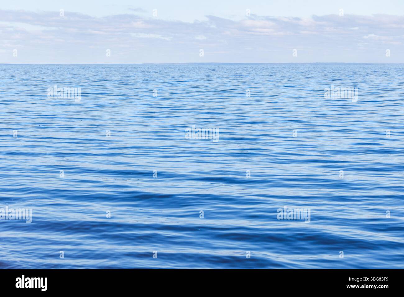 Ein ruhiger Blick auf das Meer unter klarem Himmel, der die Ruhe und Ruhe der Natur unterstreicht Stockfoto